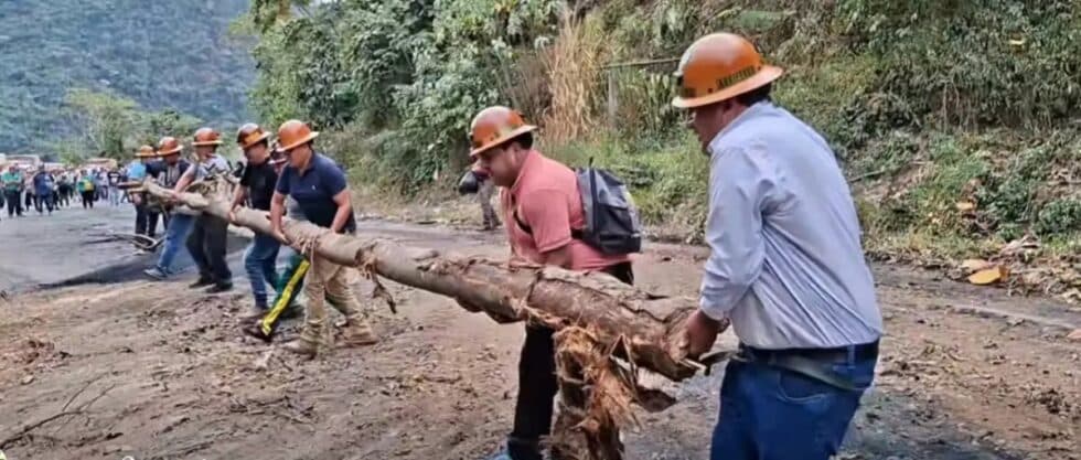 COOPERATIVAS MINERAS Y POLICÍA DESBLOQUEAN LA RUTA LA PAZ–CARANAVI EN TURCUKALA