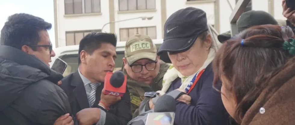 EXDIRECTORA JURÍDICA DE YPFB LLEGA A LA FELCC DE LA PAZ Y FISCALÍA PEDIRÁ SU DETENCIÓN PREVENTIVA