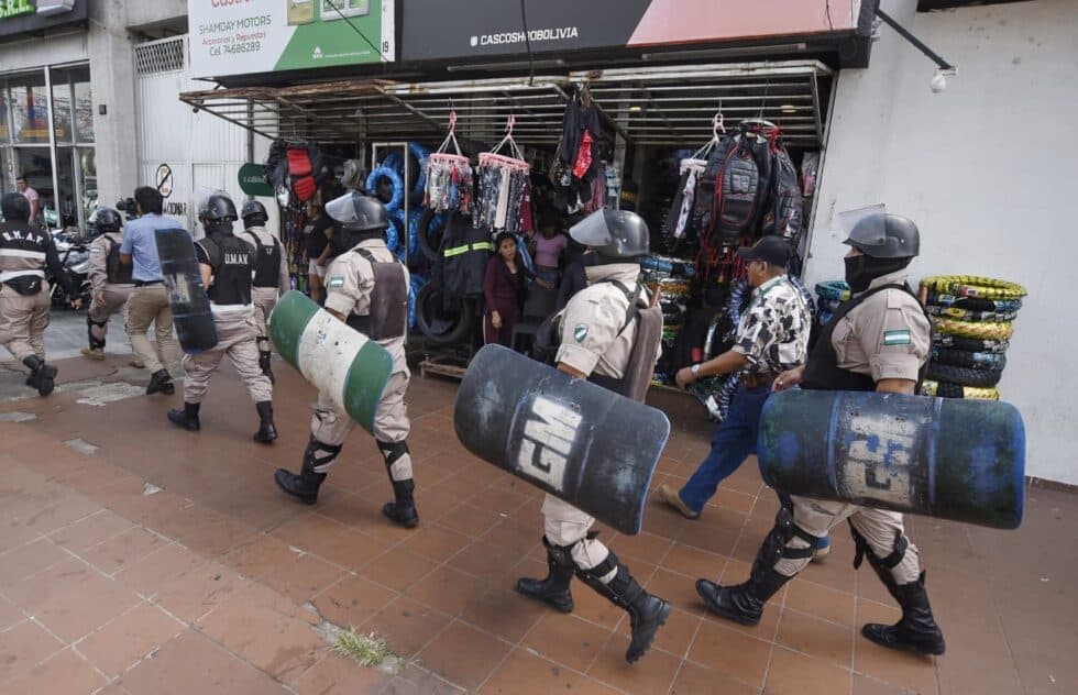 OPERATIVO MUNICIPAL RECUPERA ACERAS OCUPADAS POR TALLERES EN LA AVENIDA BRASIL