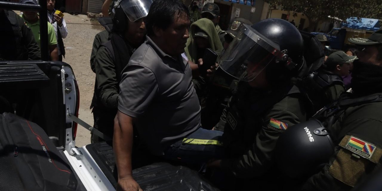 POLICÍA GASIFICA Y ARRESTA AL MENOS A SEIS PERSONAS QUE INTENTARON BLOQUEAR EN PAROTANI