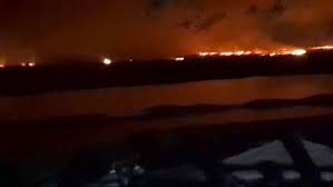 INCENDIO DE MAGNITUD AMENAZA A PUERTO SUÁREZ, POBLADORES EN VIGILIA POR ACECHO DEL FUEGO