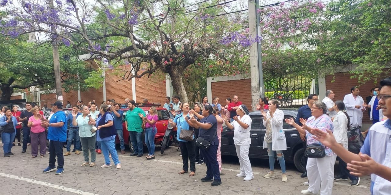 TRABAJADORES DE LA CAJA PETROLERA PROTESTAN POR SUELDOS Y BONOS IMPAGOS
