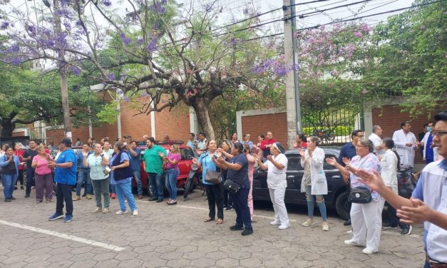 TRABAJADORES DE LA CAJA PETROLERA PROTESTAN POR SUELDOS Y BONOS IMPAGOS
