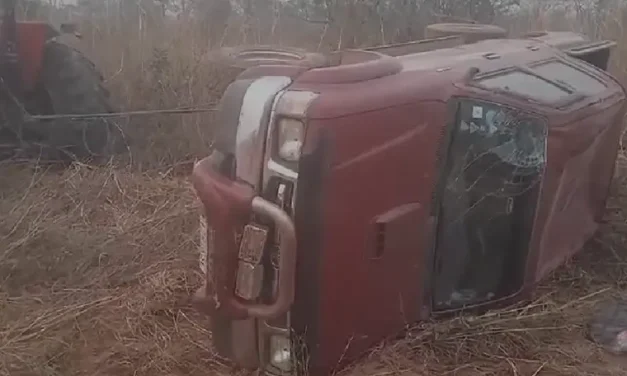VEHÍCULO QUE TRASLADABA BOMBEROS VOLUNTARIOS SUFRE ACCIDENTE