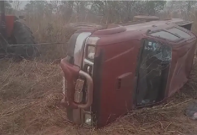 VEHÍCULO QUE TRASLADABA BOMBEROS VOLUNTARIOS SUFRE ACCIDENTE