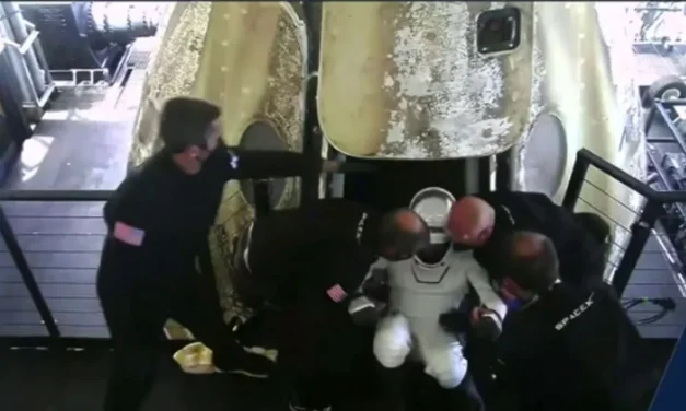 LA CÁPSULA DE SPACEX TRAJO DE REGRESO A LA TIERRA A CUATRO ASTRONAUTAS