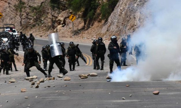 DINAMITAZOS Y GASIFICACIÓN EN EL INICIO DEL SEGUNDO DÍA DE BLOQUEOS EVISTAS EN COCHABAMBA