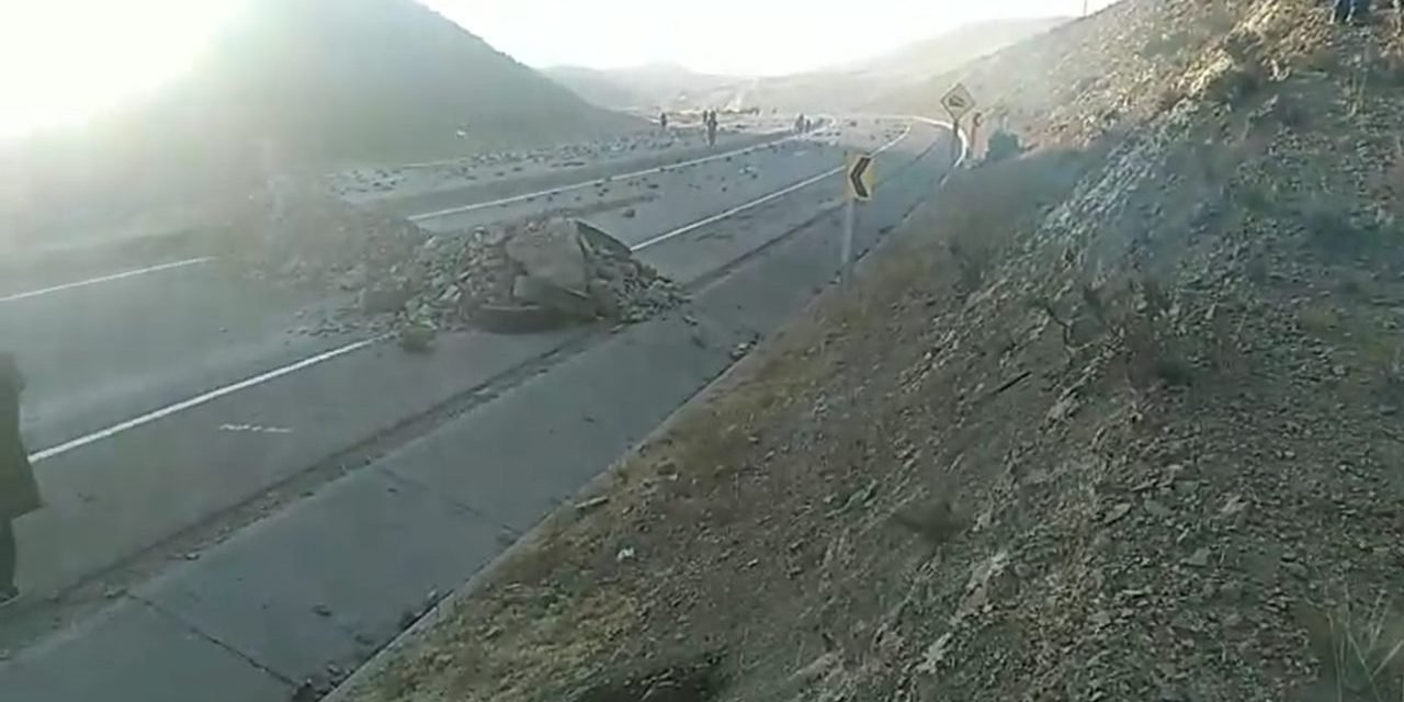 POLICÍA INTERVINO BLOQUEO EN LA CARRETERA LA PAZ – ORURO, HAY 14 APREHENDIDOS