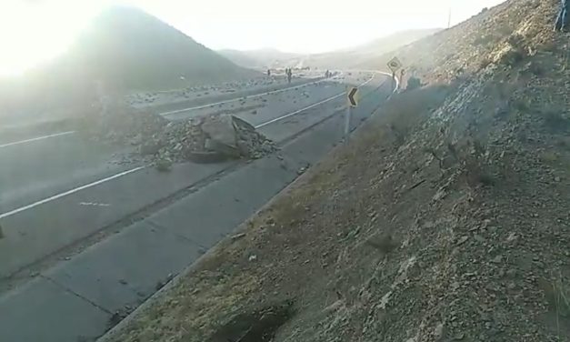 POLICÍA INTERVINO BLOQUEO EN LA CARRETERA LA PAZ – ORURO, HAY 14 APREHENDIDOS