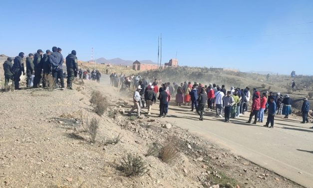 PERSISTEN 20 PUNTOS DE BLOQUEO Y LA POLICÍA INTENTA DESPEJAR LAS CARRETERAS
