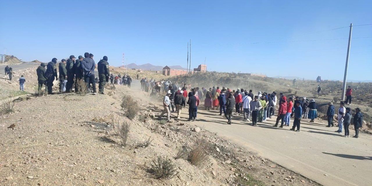 POLICÍA DESBLOQUEA LA CARRETERA LA PAZ-ORURO