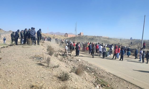 POLICÍA DESBLOQUEA LA CARRETERA LA PAZ-ORURO