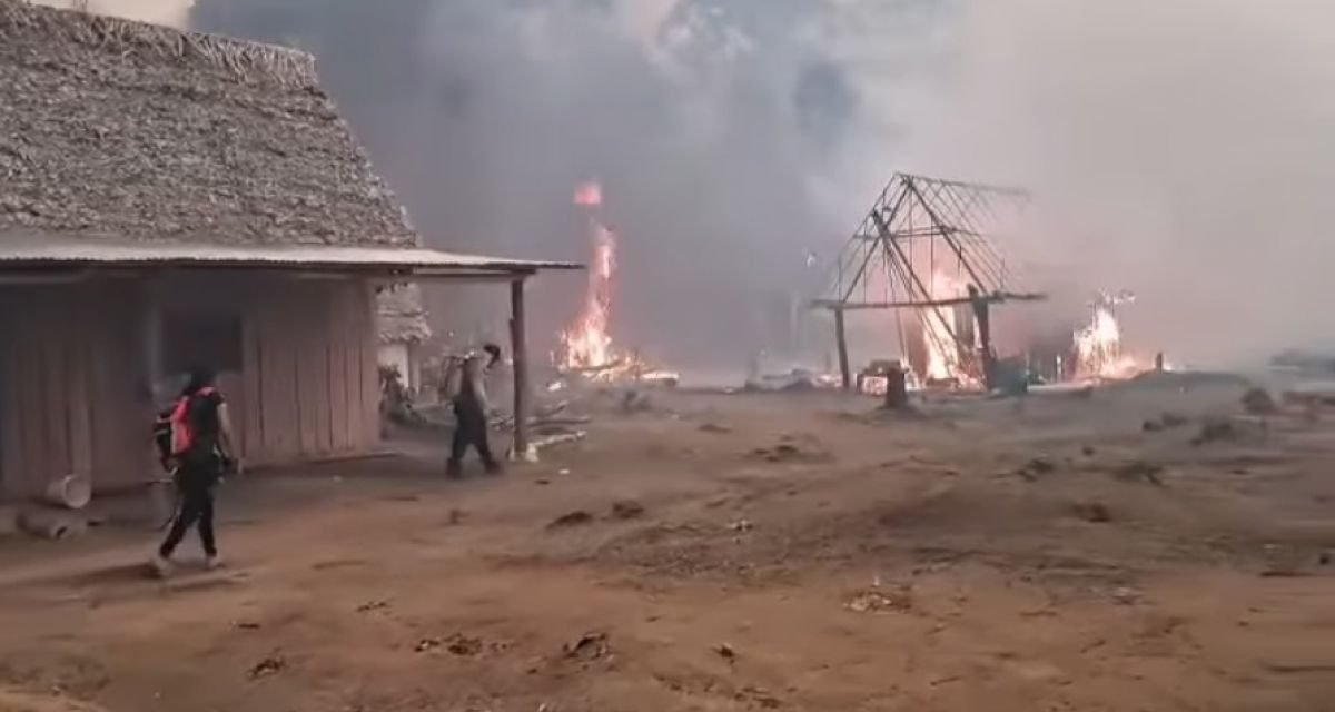 VORAZ INCENDIO ARRASÓ CON MÁS DE 20 VIVIENDAS EN UNA COMUNIDAD DE RIBERALTA