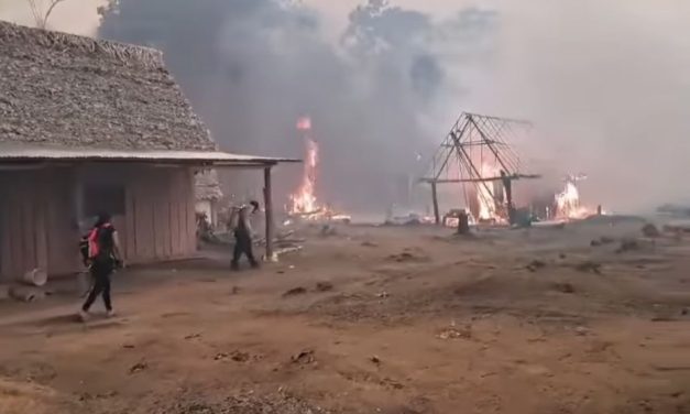 VORAZ INCENDIO ARRASÓ CON MÁS DE 20 VIVIENDAS EN UNA COMUNIDAD DE RIBERALTA