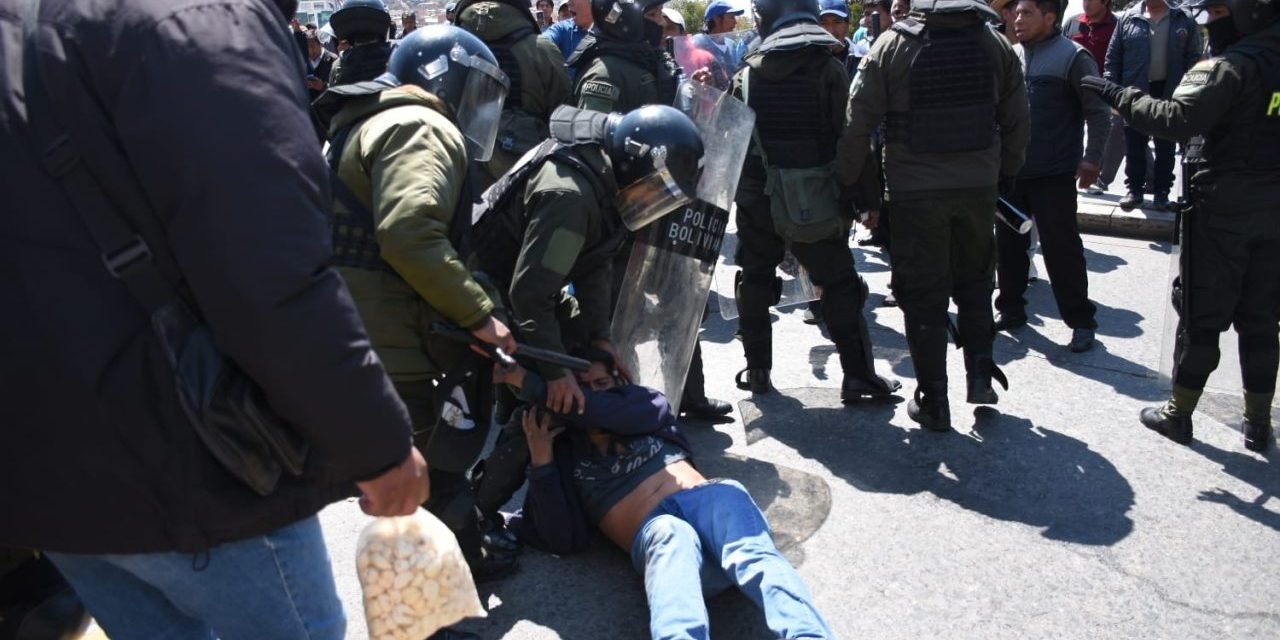 ENFRENTAMIENTO ENTRE CHOFERES Y  POLICÍA DEJA DOS ARRESTADOS