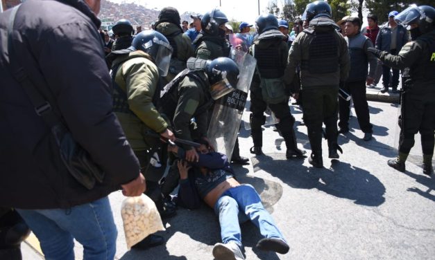 ENFRENTAMIENTO ENTRE CHOFERES Y  POLICÍA DEJA DOS ARRESTADOS