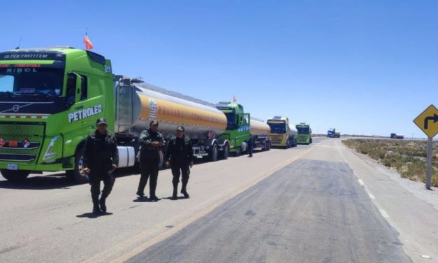 POLICÍA ESCOLTA CONVOY DE COMBUSTIBLE PARA GARANTIZAR ABASTECIMIENTO