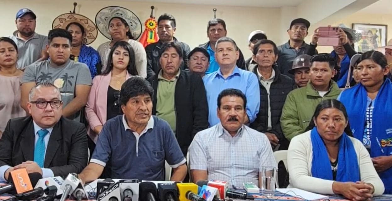 COCALEROS DEL TRÓPICO AMENAZAN CON ‘INSURGENCIA’ Y ‘CONVULSIÓN’ SI SE APREHENDE A EVO MORALES