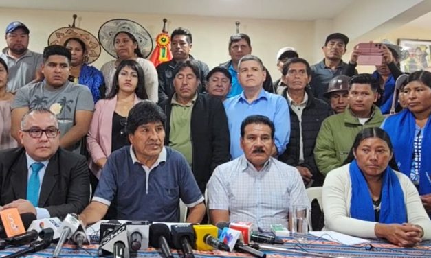 COCALEROS DEL TRÓPICO AMENAZAN CON ‘INSURGENCIA’ Y ‘CONVULSIÓN’ SI SE APREHENDE A EVO MORALES
