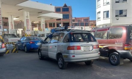 SE ACABA EL COMBUSTIBLE EN SURTIDORES DE LA PAZ Y EL ALTO