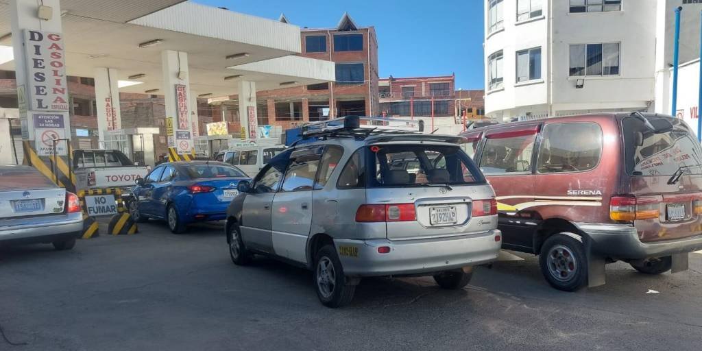 SE ACABA EL COMBUSTIBLE EN SURTIDORES DE LA PAZ Y EL ALTO