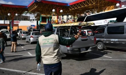 SE REGISTRAN LARGAS FILAS EN SURTIDORES DE LA PAZ