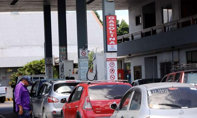 ESCASEA EL COMBUSTIBLE Y DESPLIEGAN MILITARES PARA CONTROLAR SU VENTA