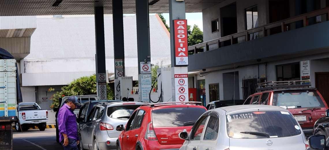 ESCASEA EL COMBUSTIBLE Y DESPLIEGAN MILITARES PARA CONTROLAR SU VENTA