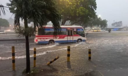 POCOS MICROS, SEMÁFOROS CON FALLAS Y CALLES INUNDADAS TRAS INTENSA LLUVIA