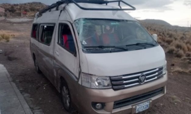 UN MINIBÚS VOLCÓ CON 14 PASAJEROS EN LA VÍA PORCO-POTOSÍ