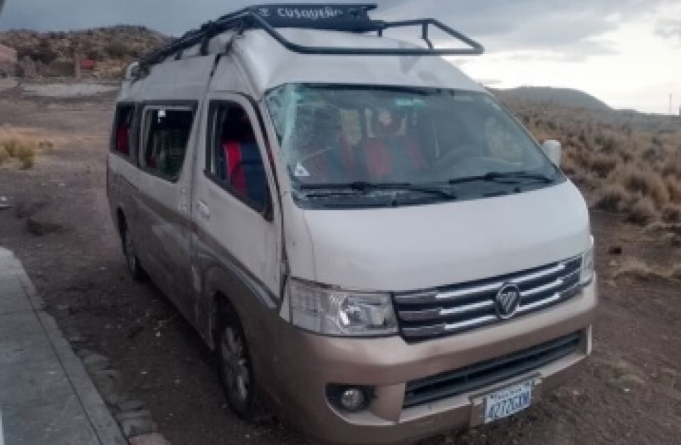 UN MINIBÚS VOLCÓ CON 14 PASAJEROS EN LA VÍA PORCO-POTOSÍ