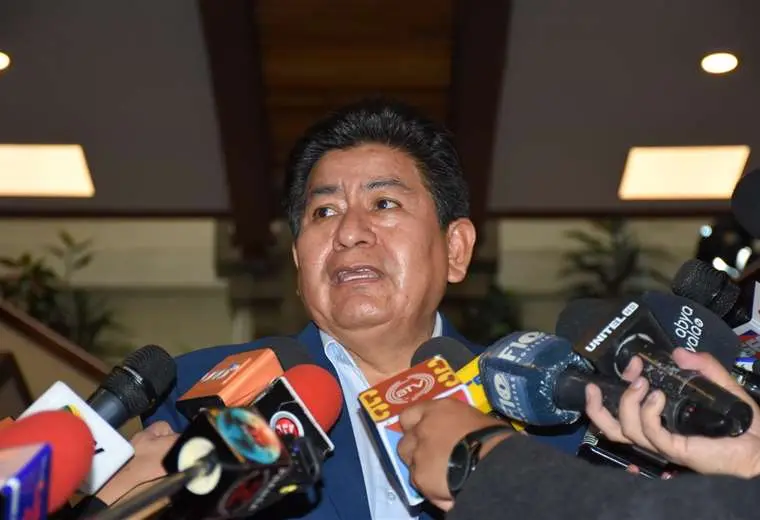 MONTAÑO ASEGURA QUE SE RECONSTRUIRÁN VIVIENDAS CONSUMIDAS POR LOS INCENDIOS