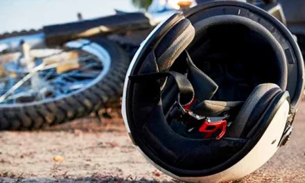 FALLECE JOVEN AL CHOCAR SU MOTO CONTRA UN TRÁILER PARADO POR LOS BLOQUEOS