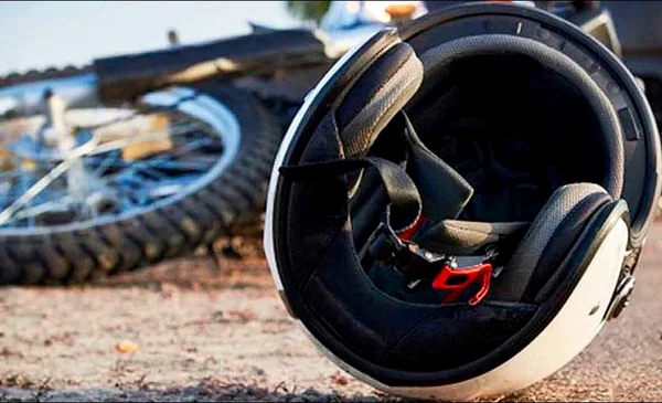 FALLECE JOVEN AL CHOCAR SU MOTO CONTRA UN TRÁILER PARADO POR LOS BLOQUEOS