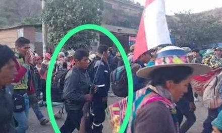 DIFUNDEN IMÁGENES DE UN BLOQUEADOR APARENTEMENTE ARMADO EN PIRQUE PAROTANI