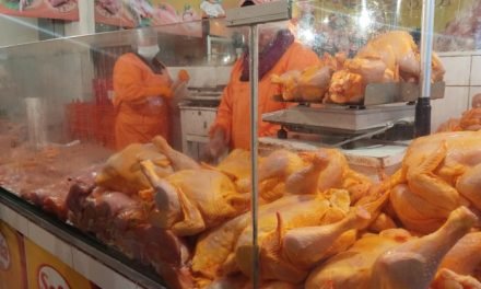 GOBIERNO PREVÉ HABILITAR PUENTES AÉREOS PARA LLEVAR A LA PAZ 40 MIL POLLOS AL DÍA