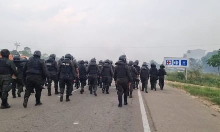 POLICÍA DESPEJA PUENTE ICHILO Y SE ENFRENTA CON BLOQUEADORES EN BULO BULO