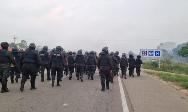 POLICÍA DESPEJA PUENTE ICHILO Y SE ENFRENTA CON BLOQUEADORES EN BULO BULO