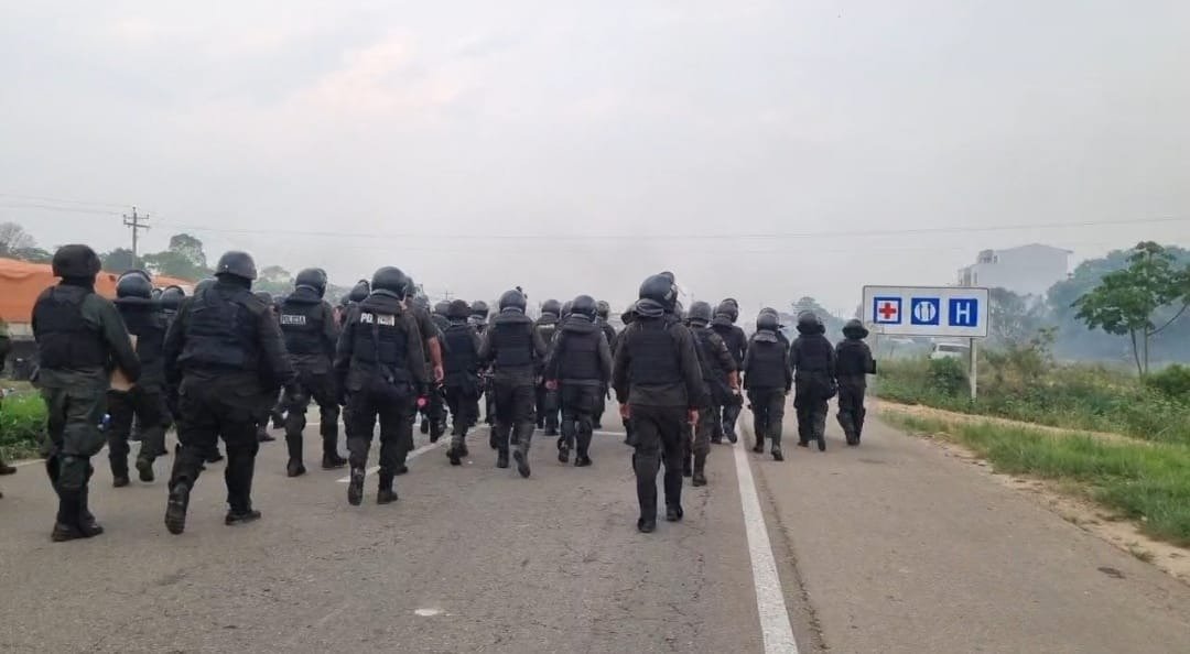 POLICÍA DESPEJA PUENTE ICHILO Y SE ENFRENTA CON BLOQUEADORES EN BULO BULO