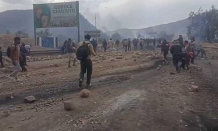 RETOMAN BLOQUEO EN EL PUENTE PAROTANI TRAS ENFRENTAMIENTOS CON LA POLICÍA
