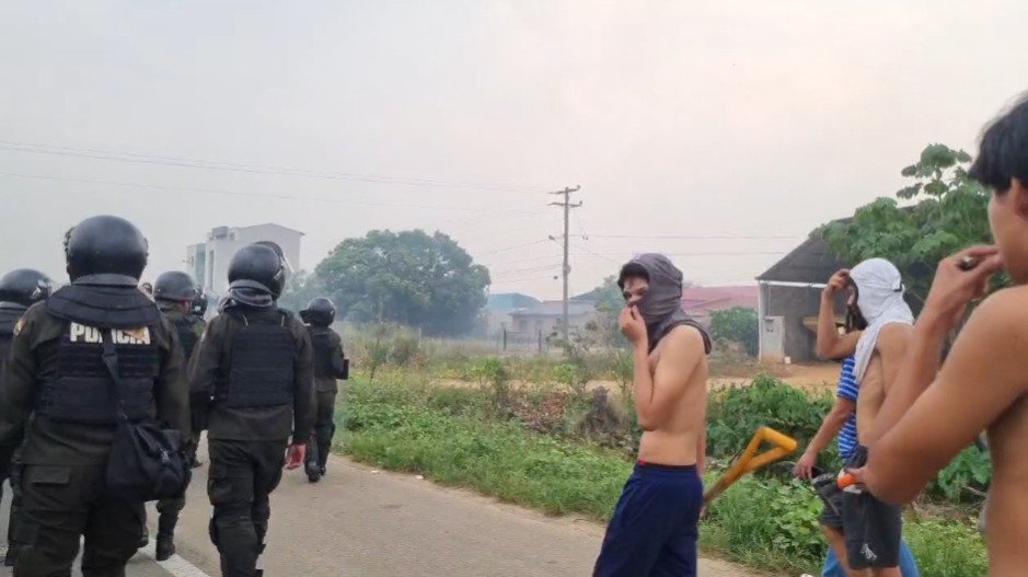 EVO DENUNCIA QUE POLICÍAS INTENTARON DESBLOQUEAR JUNTO A ‘PARAMILITARES’