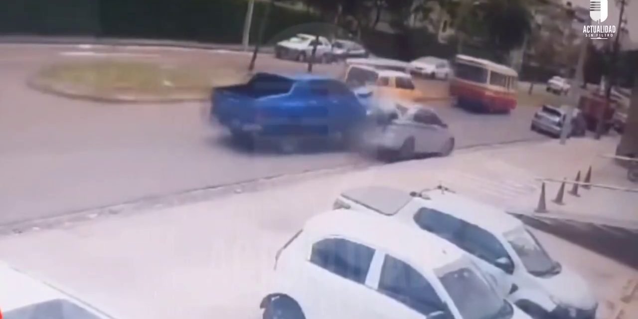 CAMIONETA IMPACTA CONTRA UN AUTO E INTENTA DARSE A LA FUGA