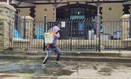 LECHEROS ECHAN EXCREMENTO DE VACA A GOBERNACIÓN DE COCHABAMBA