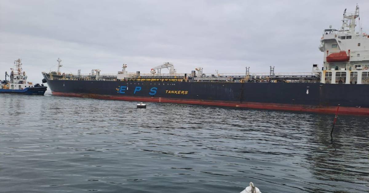 YPFB DESCARGA 295 MIL BARRILES DE DIÉSEL EN ARICA Y LO DESPACHA A BOLIVIA