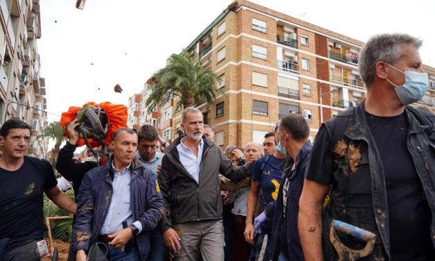 INSULTARON Y LANZARON BARRO A LOS REYES ESPAÑA EN ZONAS INUNDADAS