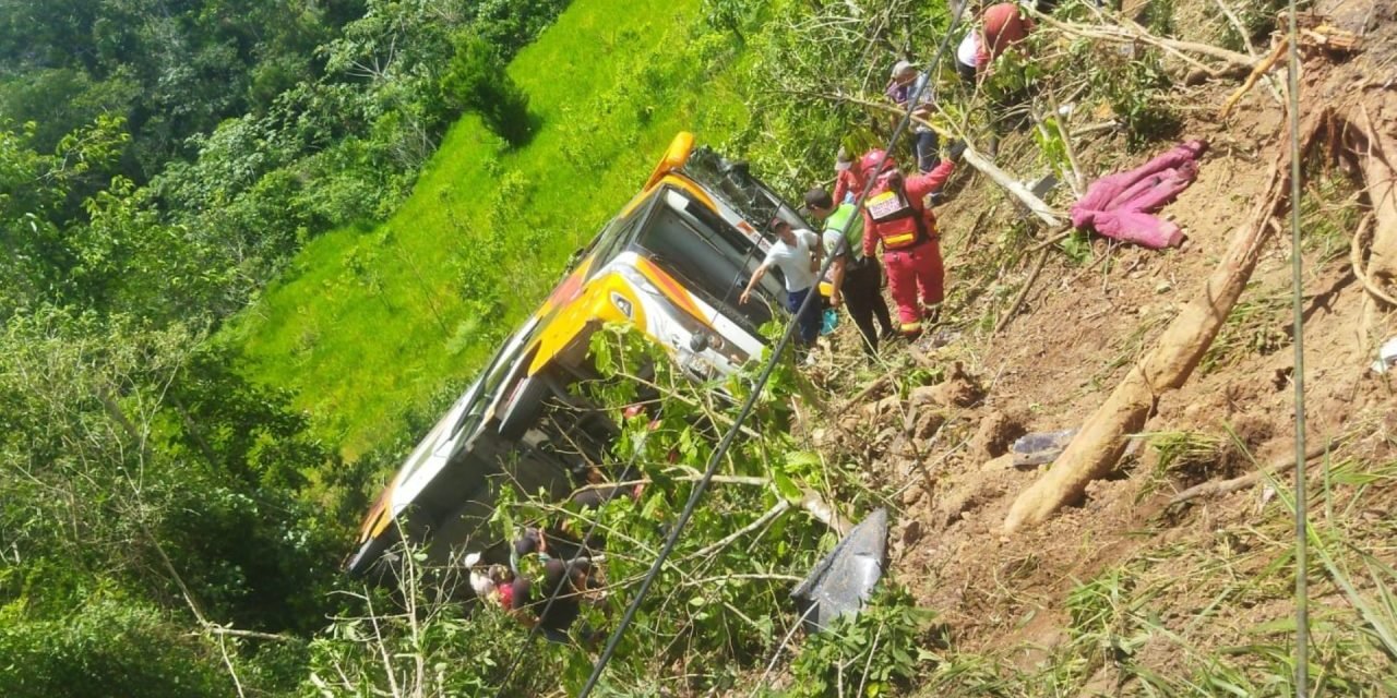 ¡DE LA ALEGRÍA AL HORROR! 12 BACHILLERES MUEREN EN ACCIDENTE DE BUS DURANTE VIAJE DE GRADUACIÓN