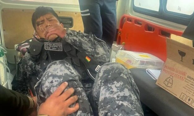 RESCATAN A POLICÍA SECUESTRADO EN PAROTANI TRAS VIOLENTO ENFRENTAMIENTO CON BLOQUEADORES