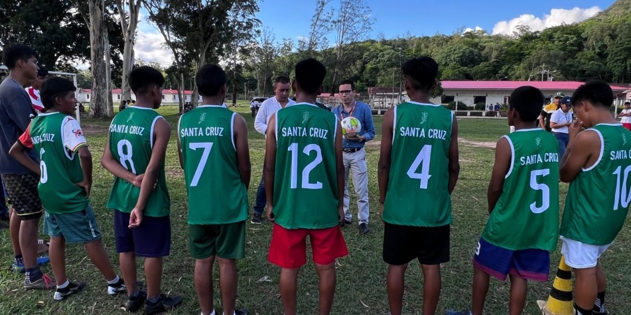 FISCALÍA DE SANTA CRUZ ENTREGÓ MADERA, EQUIPAMIENTO DEPORTIVO Y VÍVERES A INTERNOS DE CENVICRUZ