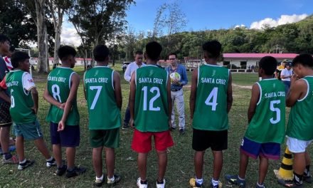 FISCALÍA DE SANTA CRUZ ENTREGÓ MADERA, EQUIPAMIENTO DEPORTIVO Y VÍVERES A INTERNOS DE CENVICRUZ