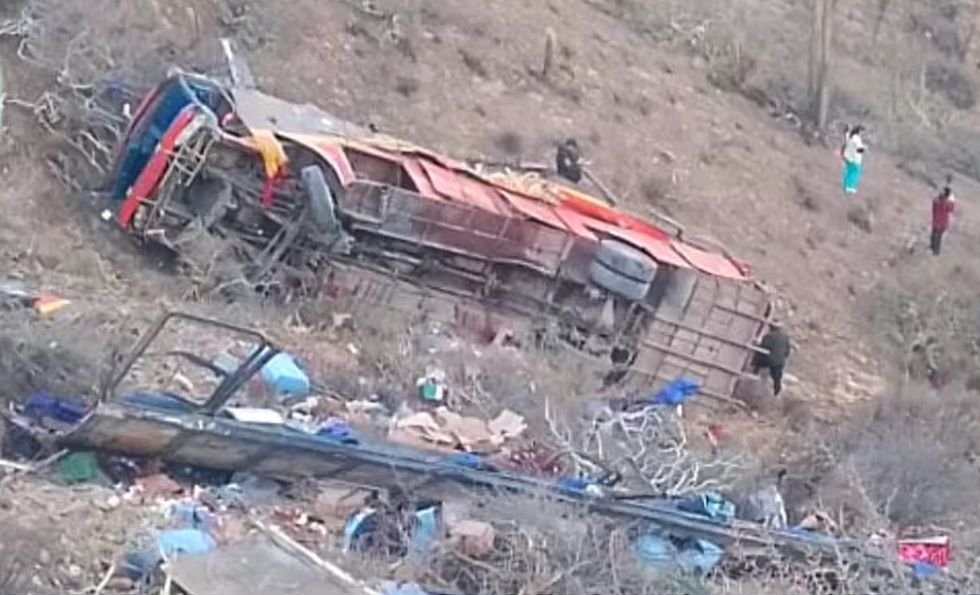 AL MENOS TRES FALLECIDOS Y CASI 40 HERIDOS POR EL EMBARRANCAMIENTO DE UN BUS EN TARIJA